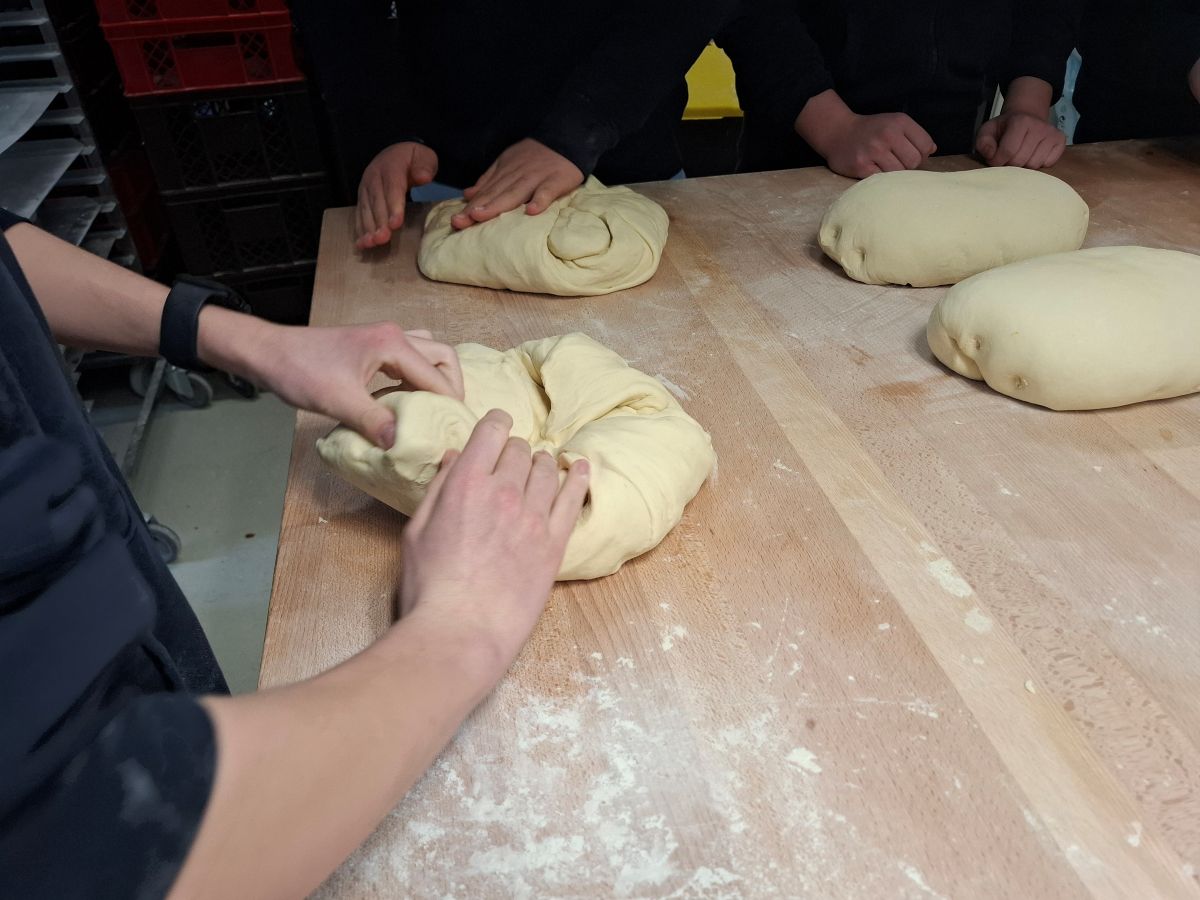 Die Schülerinnen und Schüler der 4e ABC legen selbst Hand an!